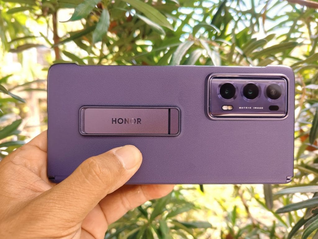 The HONOR Magic V2 is an unhinged beast!