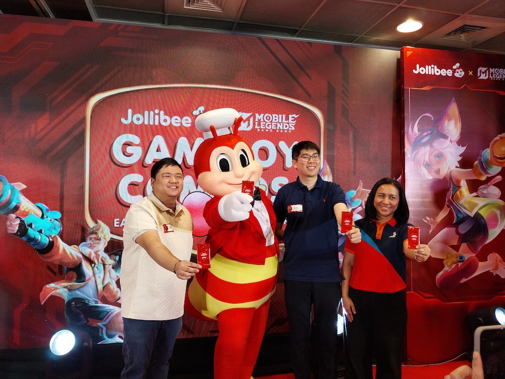 MLBB cards, in-game rewards served with fast food meals MOONTON and Jollibee execs (Photo by Jerald Uy)