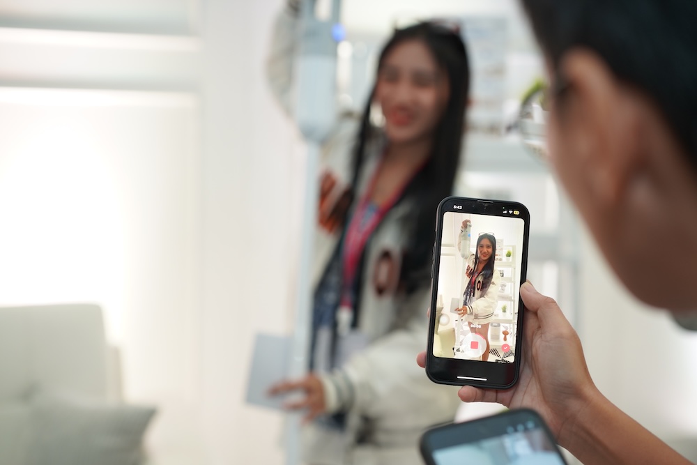 Simplus brings ‘Live Young’ campaign to Filipino youth
